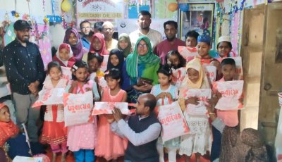নিয়ামতপুরে ফোস্টার শিশুদের মাঝে নতুন পোশাক ও ইদ সামগ্রী বিতরণ
