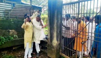 গেটের চাবি বাসায় রেখে এলেন কর্মকর্তা, বেড়া টপকে স্বাস্থ্যকেন্দ্রে ঢুকলেন এমপি