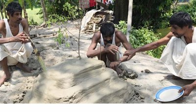 ক্ষুধার জ্বালায় মায়ের সমাধিতে গিয়ে তিন ভাইয়ের খাবার চাওয়ার আকুতি