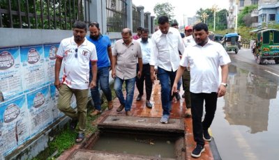 জলাবদ্ধতা নিরসনে ড্রেনের ময়লা আবর্জনা অপসারণ কার্যক্রম পরিদর্শনে রাসিক প্রশাসক