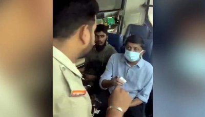 যাত্রীবেশে বাসে মন্ত্রী, ভাংতি না থাকায় নামিয়ে দিলেন কন্ডাক্টর