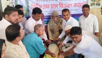 নিয়ামতপুরে অসহায় ও অতিদরিদ্র পরিবারের মাঝে চাল বিতরণ