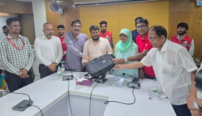 রাসিকের স্বাস্থ্যকর্মীদের মাঝে রেড ক্রিসেন্টের ব্যাগ বিতরণ
