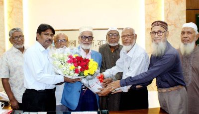 জেলা পরিষদ প্রশাসককে মুক্তিযোদ্ধা মঞ্চ ও সাংস্কৃতিক কমান্ডের ফুলেল শুভেচ্ছা