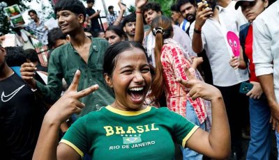 ভারতের শিক্ষামন্ত্রীর পদত্যাগের পর শেষ হল ককরোচ পার্টির টানা ৩৬ দিনের প্রতিবাদ