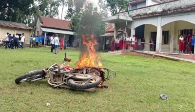 মান্দায় শিক্ষার্থীদের বিক্ষোভে অবরুদ্ধ প্রধান শিক্ষক, মোটরসাইকেলে আগুন
