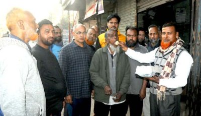 মিনু ভূমি মন্ত্রী হিসেবে দায়িত্ব পাওয়ায় সংবাদপত্র শ্রমিকদের মিষ্টি বিতরণ