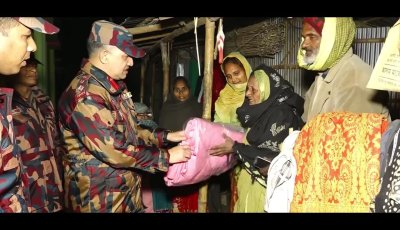 রাতের আঁধারে শীতার্তদের কষ্ট লাঘবে কম্বল বিতরণ বিজিবির