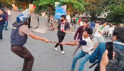 সংসদ ভবন এলাকায় শিক্ষার্থীদের ছত্রভঙ্গ করতে পুলিশের লাঠিচার্জ