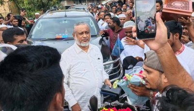শেকড়ের প্রতি গভীর টানে নিজ গ্রামে ছুটে এসেছেন দুদক চেয়ারম্যান এ কে এম আসাদুজ্জামান