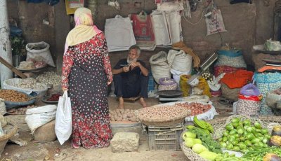 বৃষ্টির অজুহাতে কাঁচাবাজারে আগুন