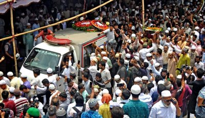 সমর্থকদের মুহুর্মুহু স্লোগান ও অশ্রুতে সাবেক মন্ত্রী মোশাররফের শেষ বিদায়