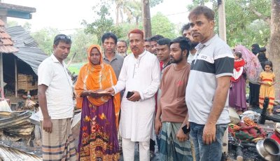 কেশরহাটে অগ্নিকাণ্ডে সর্বস্বহারা বিধবার পাশে দাঁড়ালেন বিএনপি নেতা