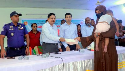 পাবনায় দুরারোগ্য ৬ ধরনের রোগী ও দুস্থদের মাঝে অনুদানের চেক বিতরণ
