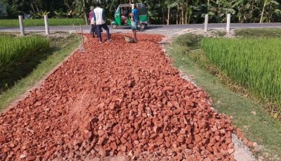 বগুড়ায় সড়ক সংস্কারে নিম্নমানের খোয়া ব্যবহারের অভিযোগ