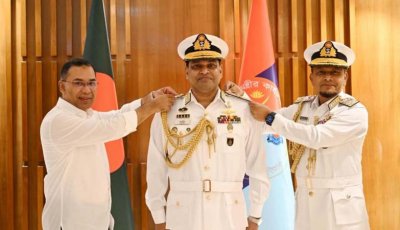 নবনিযুক্ত নৌবাহিনী প্রধানকে র‍্যাঙ্ক ব্যাজ পরালেন প্রধানমন্ত্রী