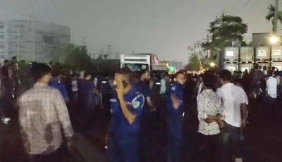 গাজীপুরে মধ্যরাতে শ্রমিকদের মহাসড়ক অবরোধ, দীর্ঘ যানজটে আটকা মানুষ