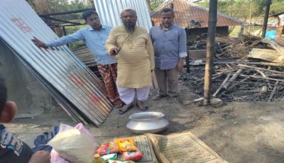 নওগাঁয় অগ্নিকাণ্ডে সব হারানো পরিবারের পাশে উপজেলা প্রশাসন