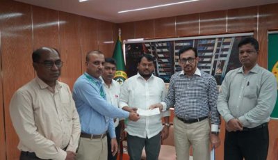 রাসিককে পৌরকরের চেক হস্তান্তর করেছে রাকাব