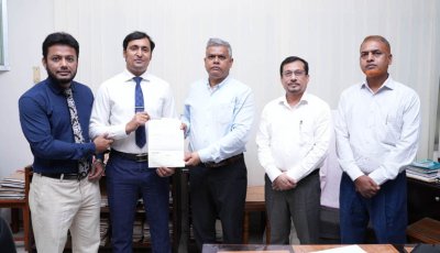 রাবি কর্মচারীর মৃত্যু বিমা দাবির চেক প্রদান