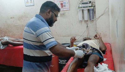 শিবগঞ্জে খেলাকে কেন্দ্র করে সংঘর্ষ, ও ককটেল বিস্ফোরণ