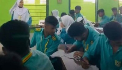 ঈশ্বরদী সরকারি কলেজে পরীক্ষার হলেই টিকটক! সমালোচনার ঝড়