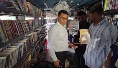 ভ্রাম্যমাণ লাইব্রেরি থেকে আ’লীগ ‘সংশ্লিষ্ট’ ৩০০ বই জব্দ