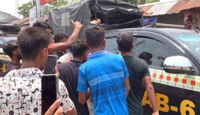 র‌্যাবের গাড়ি ভাঙচুর করে দুই আসামি ছিনিয়ে নিলো উত্তেজিত জনতা