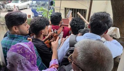 ভিসা না দিয়ে ‘অর্থ আত্মসাৎ’: আদালতে আসামিদের ওপর হামলা