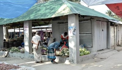 মান্দায় হাট উন্নয়নে সাড়ে ৯ লাখ টাকায় নামমাত্র কাজের অভিযোগ