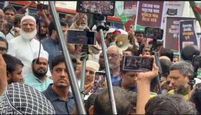 সচিবালয়ের সামনে ১১-দলীয় ঐক্যের অবস্থান, পুলিশি বাধায় ‘ধাক্কাধাক্কি’