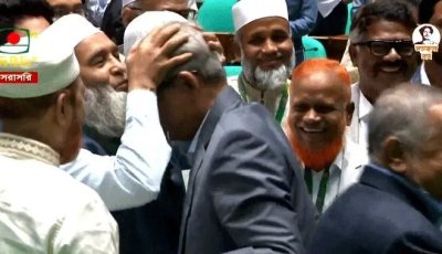 মির্জা ফখরুলের কপালে চুমু দিলেন জামায়াতের মুজিবুর রহমান