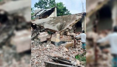 পলাতক আ.লীগ নেতার স্ত্রী-মা ঢাকায়, লুটপাটের পর গুঁড়িয়ে দেওয়া হলো বাড়ি