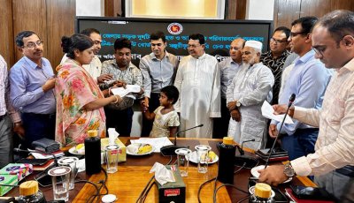 পাবনায় সড়ক দুর্ঘটনায় ক্ষতিগ্রস্ত পরিবারের মাঝে অনুদানের চেক বিতরণ