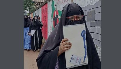 বাবার লাশ বাড়িতে রেখে পরীক্ষার কেন্দ্রে আয়েশা সিদ্দিকা!