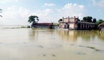 বাঘায় বন্যায় পদ্মার চরে ৮টি বিদ্যালয়ের শিক্ষার্থীদের ছুটি ঘোষণা