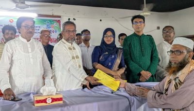 বড়াইগ্রাম পৌরসভায় ইদ উপলক্ষে ইমাম-মুয়াজ্জিনদের সম্মানি ভাতা বিতরণ