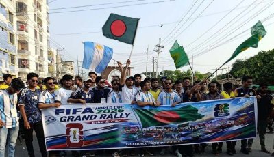 রাজশাহীতে বাইক-কারের বহরে ফুটবলপ্রেমীদের বর্ণিল শোভাযাত্রা