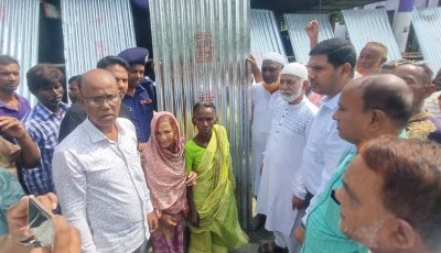 ফুলবাড়ীতে প্রাকৃতিক দুর্যোগে ক্ষতিগ্রস্ত পরিবারের মাঝে ঢেউটিন ও নগদ অর্থ বিতরণ