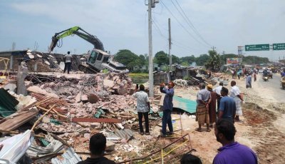 রাজশাহী-নওগাঁ মহাসড়কের কেশরহাটে অবৈধ স্থাপনা উচ্ছেদ অভিযান