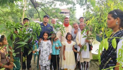 পরিবেশ রক্ষায় নওহাটায় বিতরণ করা হলো গাছের চারা