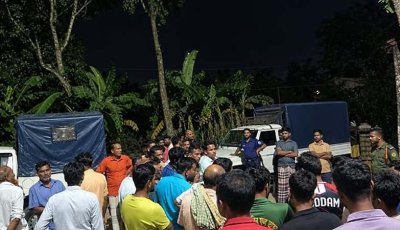 পুঠিয়ায় জমাট বাঁধা সার গুঁড়া করার ভিডিও ফেসবুকে, গুদাম ঘেরাও