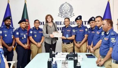 চুরি হওয়া ল্যাপটপটি জার্মান পর্যটকের হাতে ফিরিয়ে দিলো পুলিশ