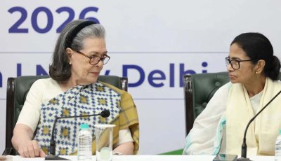 ‘বাড়ি থেকে বেরোতে পারছি না, কিছু করুন’, দিল্লিতে ‘ইন্ডি’ বৈঠকে কাতর আর্তি মমতার