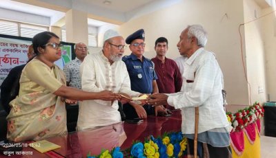 সাপাহারে ক্ষুদ্র নৃ-গোষ্ঠী ও শিক্ষার্থীদের মাঝে নগদ অর্থ বিতরণ