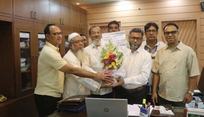 বাপাউবো অতিরিক্ত প্রধান প্রকৌশলীকে ঠিকাদার সমিতির ফুলের শুভেচ্ছা