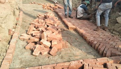 মহাদেবপুরে কোটি টাকার রাস্তা নির্মাণে নিম্নমানের সামগ্রী