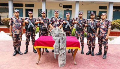 নওগাঁ সীমান্তে বিজিবির কষ্টি পাথরের বিষ্ণু মূর্তি উদ্ধার