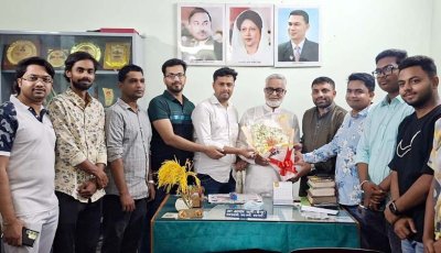 জেলা পরিষদ প্রশাসককে ছাত্রদলের ফুলেল শুভেচ্ছা
