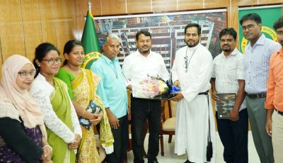 রাসিক প্রশাসকের সঙ্গে হলিক্রস স্কুল এন্ড কলেজের অধ্যক্ষের সৌজন্য সাক্ষাৎ